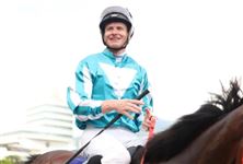 “嘉应高升”  PK“浪漫勇士”，谁将荣膺香港马王？