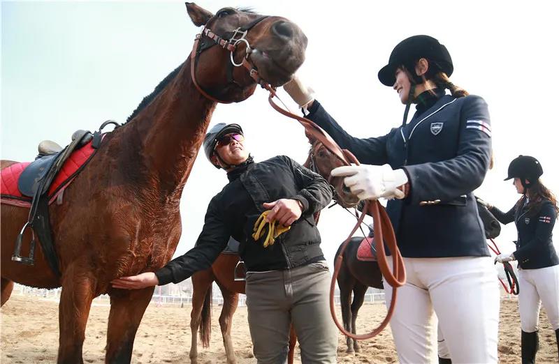 女子骑士队向教练学习马术.